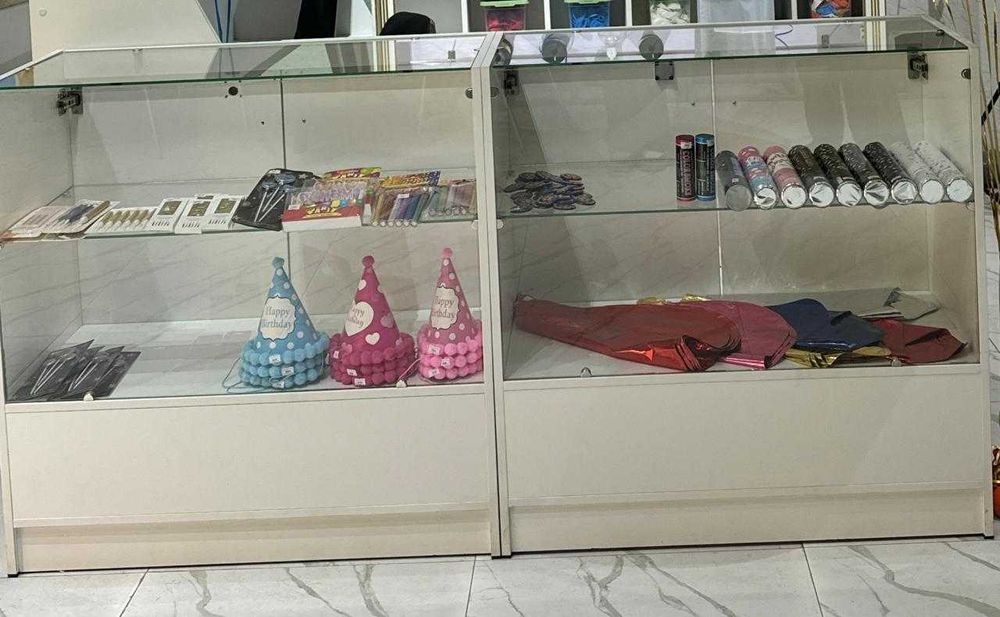 Продается ресепшн и две витрины