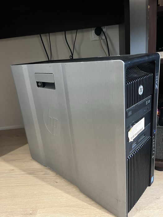 HP Z820 работна станция със Монитор 27" Dell UltraSharp