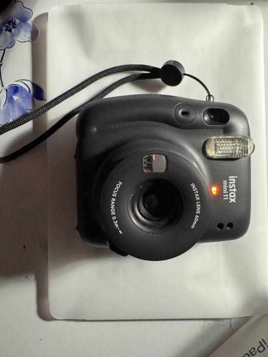 Instax mini 11 в хорошем состояние