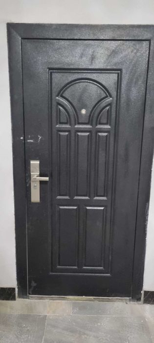 Продаётся металлическая входная дверь в комплекте с замком