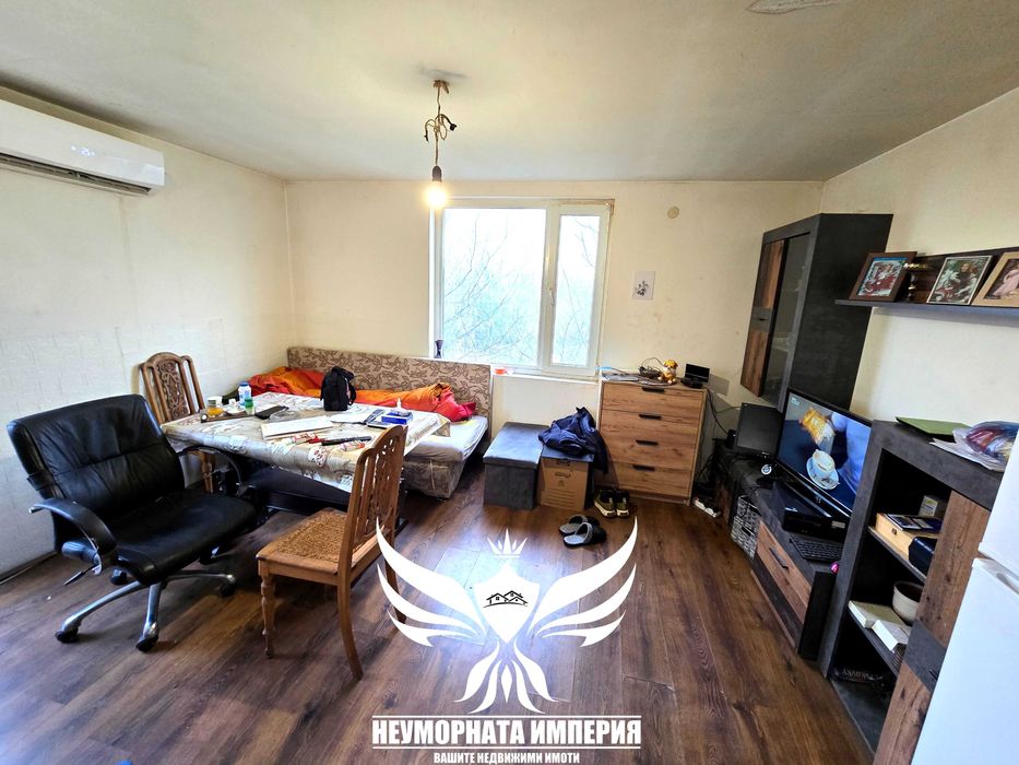 Продавам склад/селскостопански сгради 1450РЗП в имот 8700кв с.Боянци