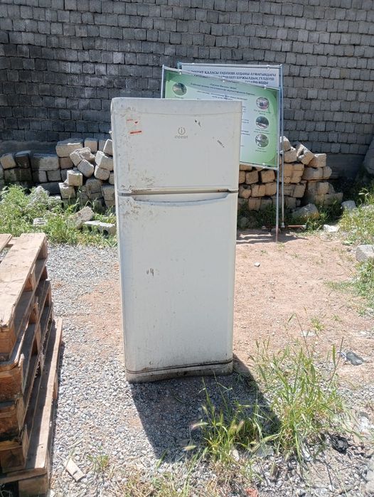 Холодильник indesit
