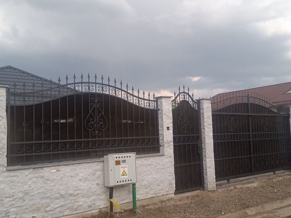 Porți moderne jaluzea, fier forjat, tabla decupată