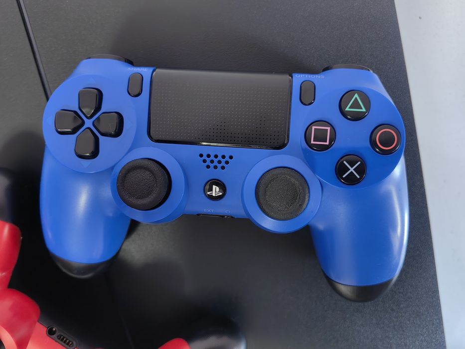 Ps4+2 controllers