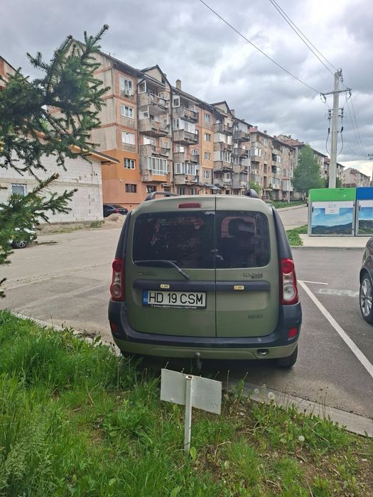 Vând Dacia Logan motor 1.6 benzina 7 locuri din anul 2008.informati la 0736921149