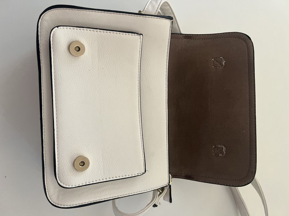 Бяла дамска чанта