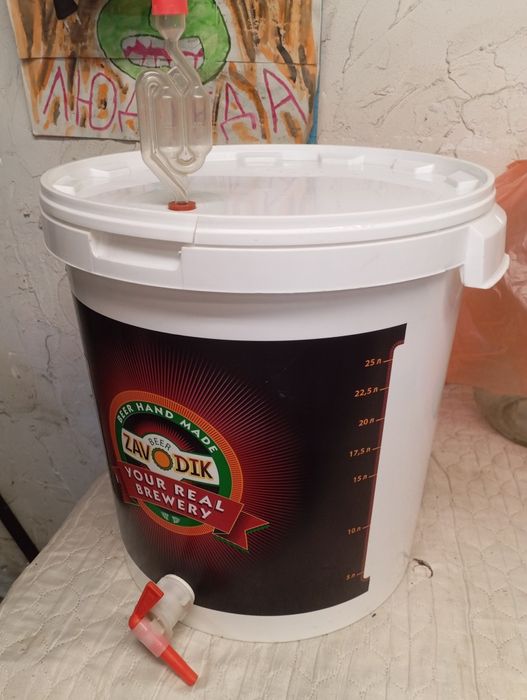 Продам пластиковый бак.