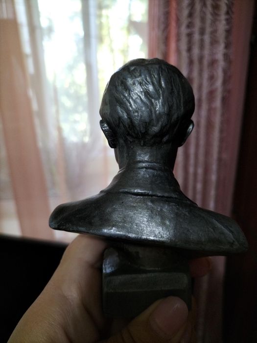 Фарфоровая статуэтка