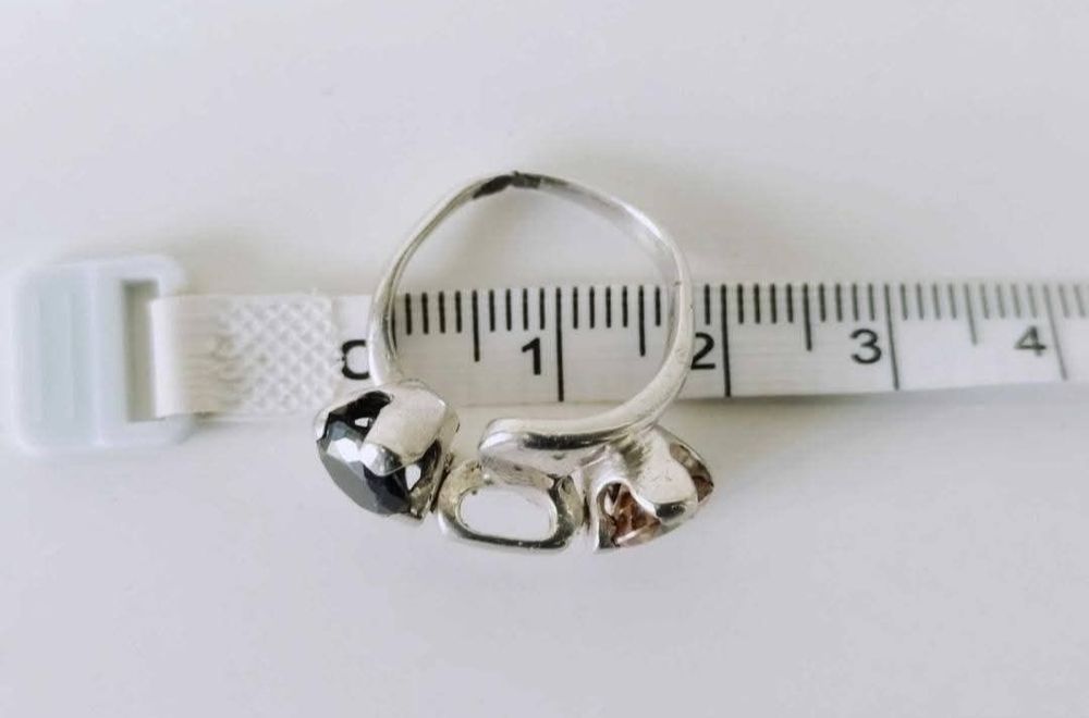 Vechi inel din argint de 925 cu pietre de culoare cognac si negru