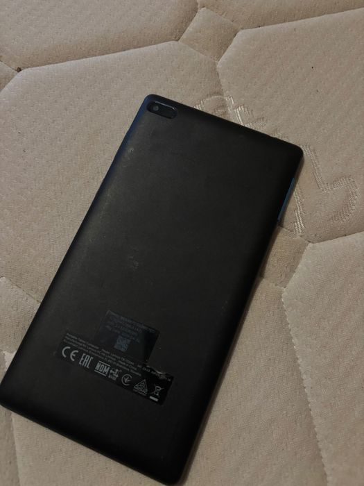 Без кутия 16 GB памет,възможност за микро SD ,зарежда се с микро USB