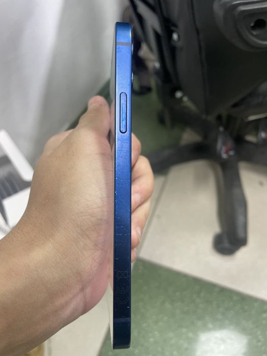 Айфон 12 64 гб.