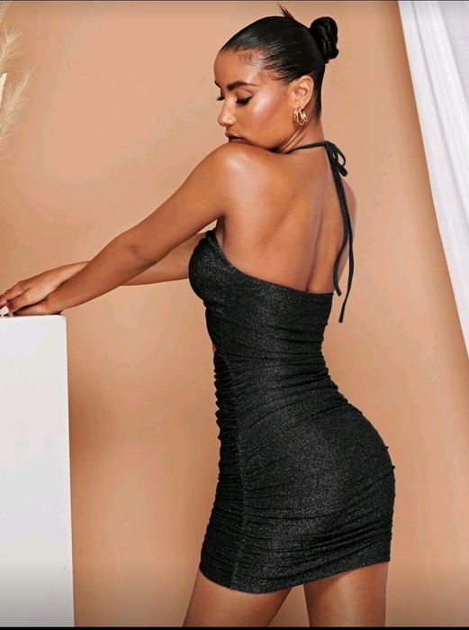 Черна рокля с бляскав ефект