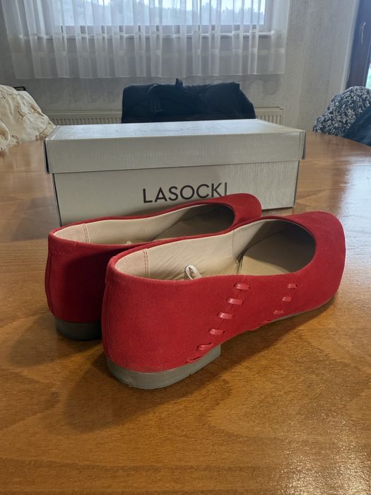 Lasocki червени велурени обувки - тип ,,балеринки”