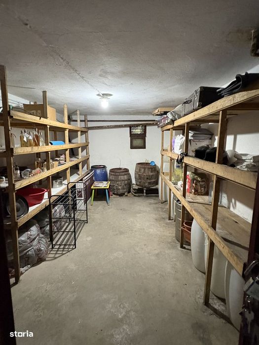 Apartament cu 4 camere, garaj , beci, pod și 3 balcone