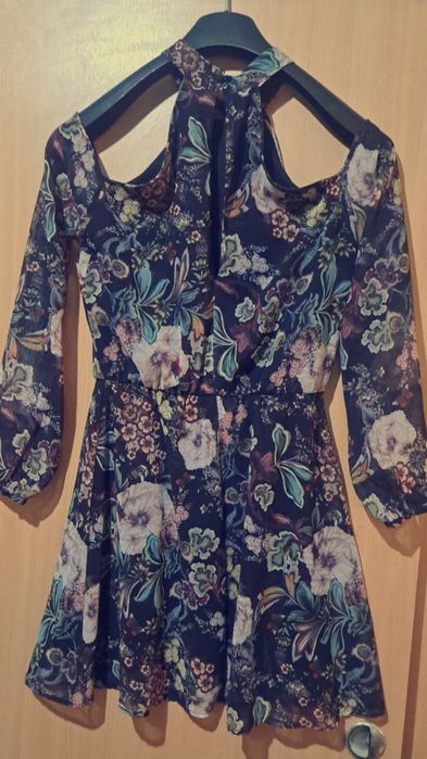 Rochie cu umeri decupati