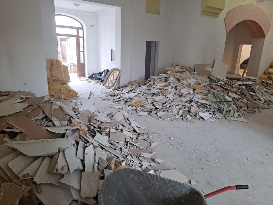 Demolari,Decapări Gresie/Faianță/Glet/Var.Debarasari Moloz/Mobilă.