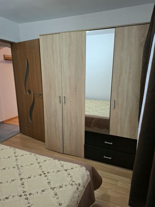 Închiriez apartament cu 2 camere