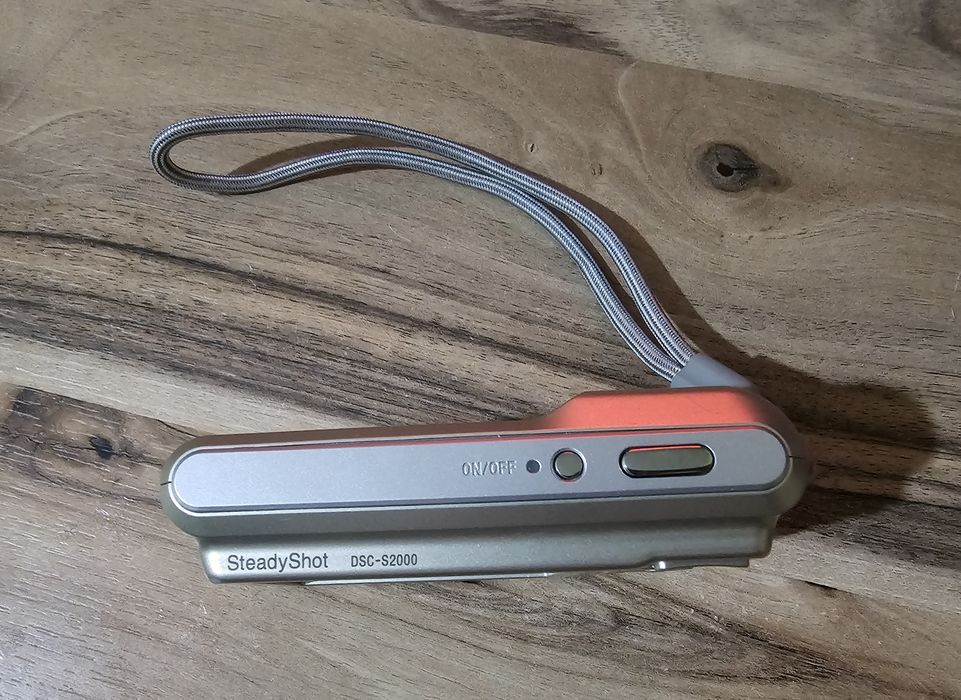 Продавам фотоапарат Sony Cyber-shot DSC-S2000 – сив