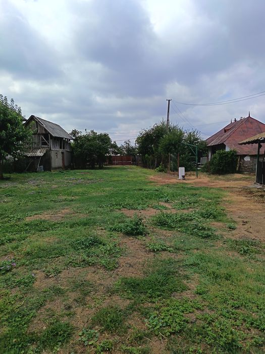 Vând teren+ casă bătrânească