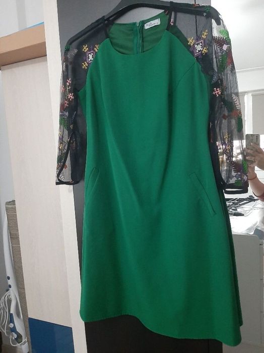 Vând palton, rochie cu motive tradiționale și rochie verde