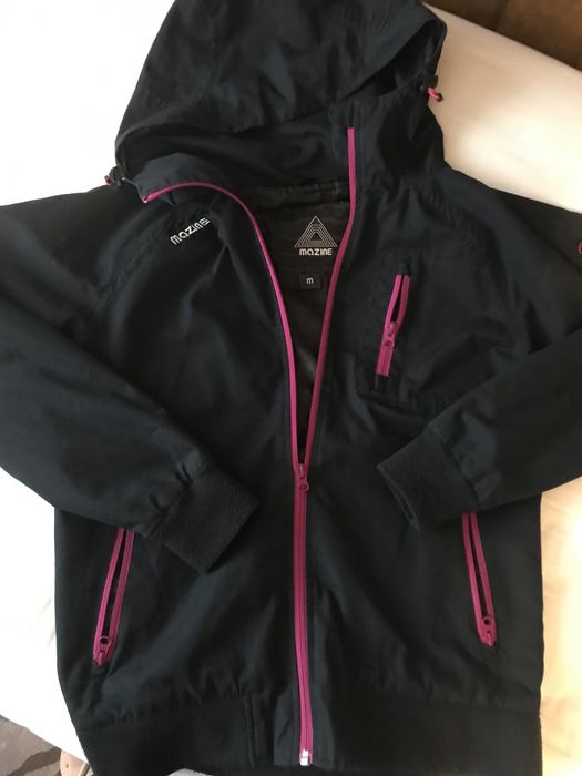 Тъмно синьо яке с лека подплата и качулка, красиви контрастни ципове