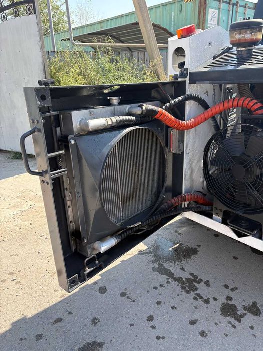 Продам мини погрузчик в комплекте щетка - вилы - ковш