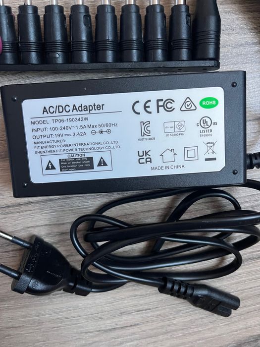 универсален захранващ адаптер AC/DC TP06-190342
