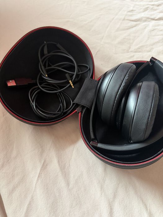 Продавам безжични слушалки ,,Beats” с оригинална кутия + аксесоари