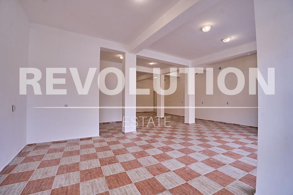 Дава се под наем Магазин в Пловдив, Център - 90 кв.м за 400 € - Снимка #1