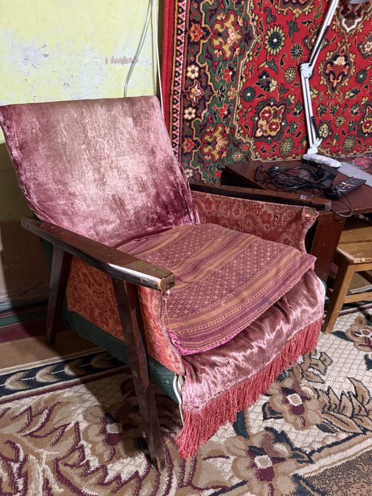 2 Кресла, в нормальном состоянии.