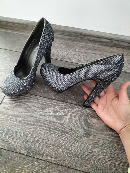 Vând pantofi eleganți de seara