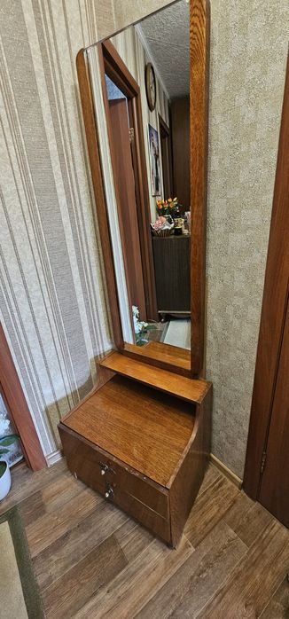 Продам трюмо с большим отличным зеркалом.
