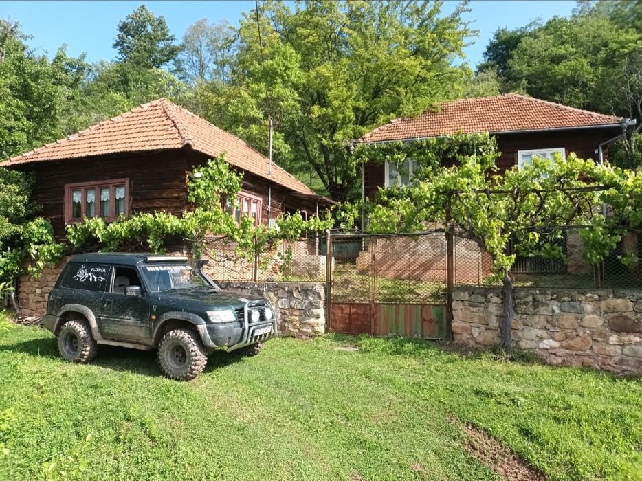 Vînd două case și o șură din lemn