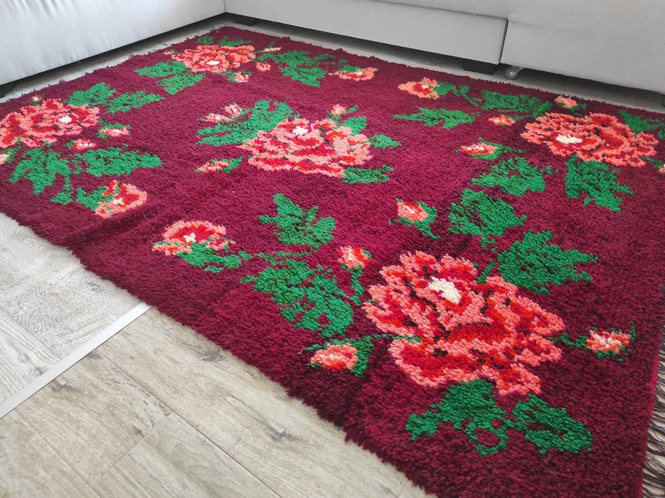 Автентичен ръчно тъкан вълнен килим 200x150 см – бордо с едри рози