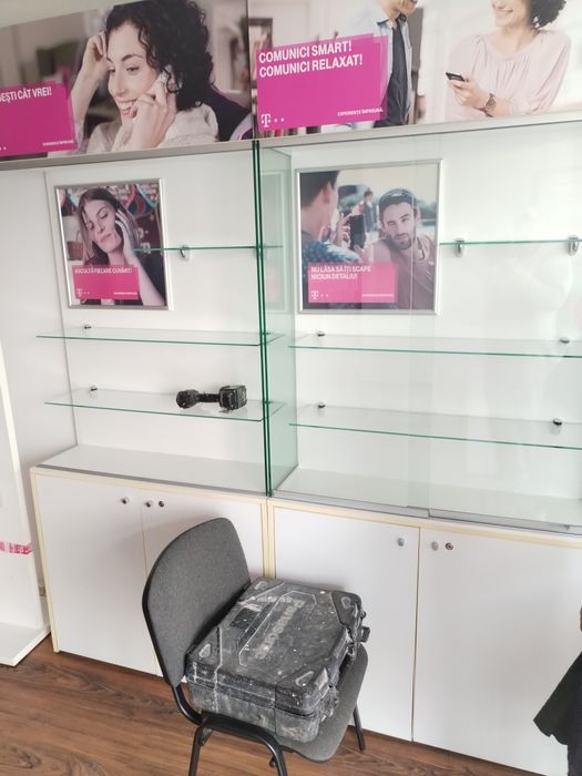 Vând 3 buc mobilier cu vitrina