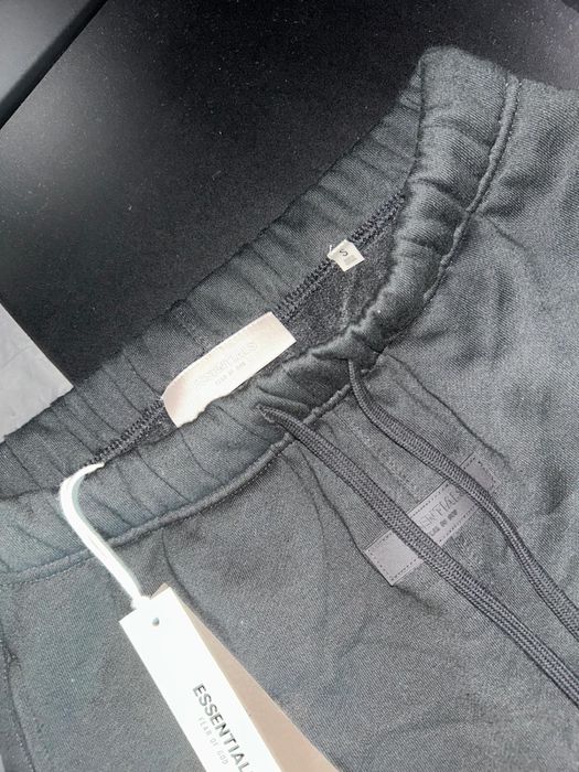 pantaloni essentials