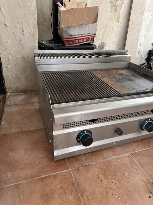 Gratar cu plita pe gaz profesional stare foarte buna, pret 3000 ron