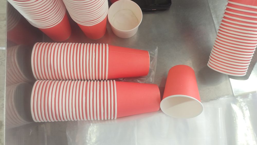 Одноразовые бумажные стаканы в ассортименте