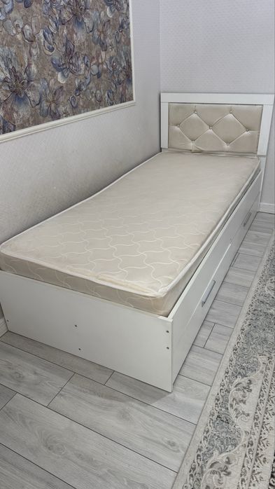 Кровать с матрасом