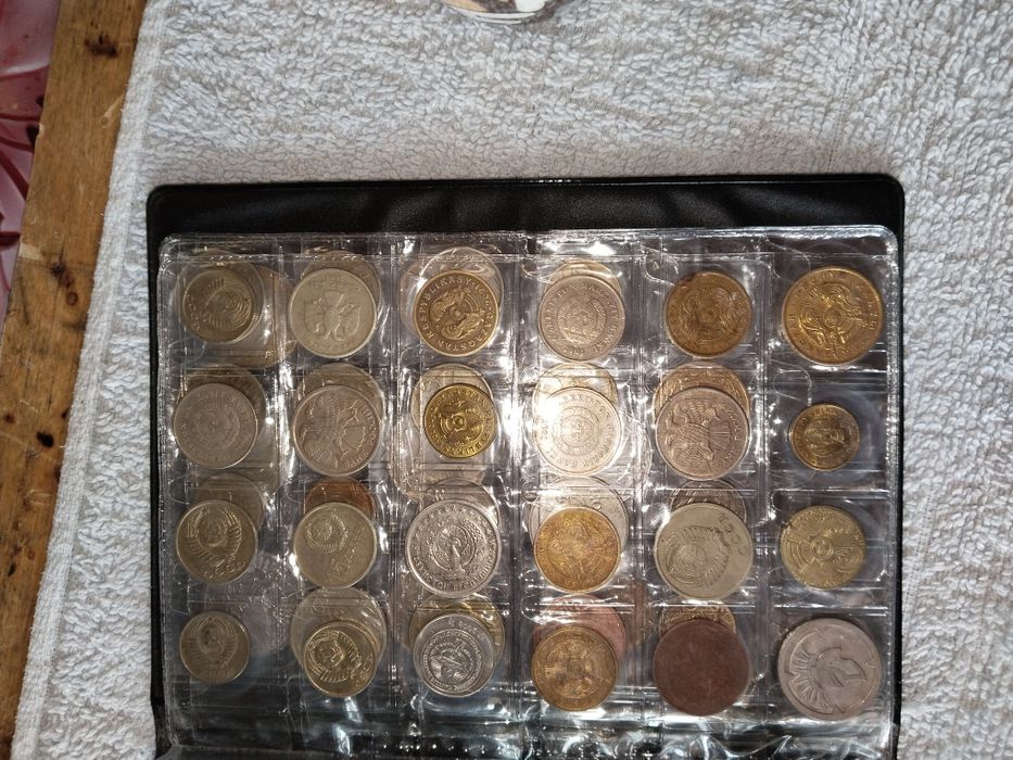 Манеты разные есть и царские