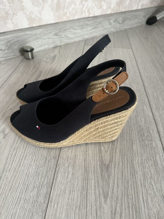 Босоножки от Tommy Hilfiger