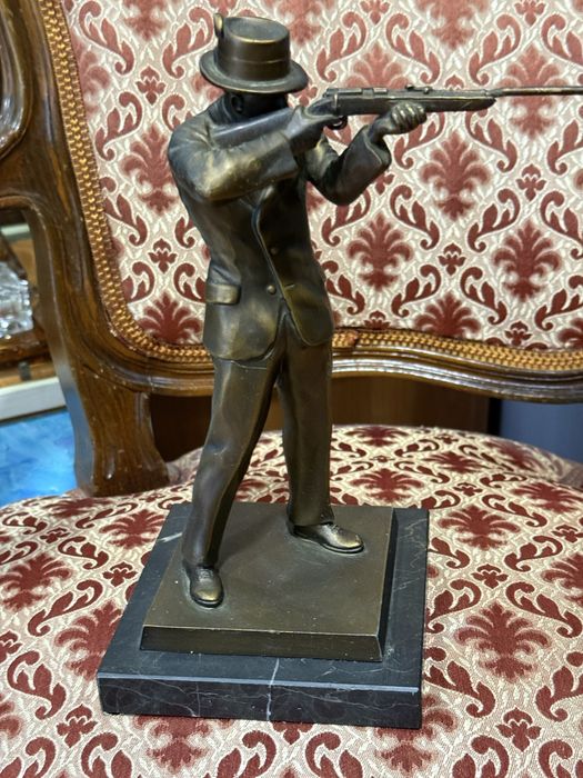 стара масивна бронзова статуетка ловец