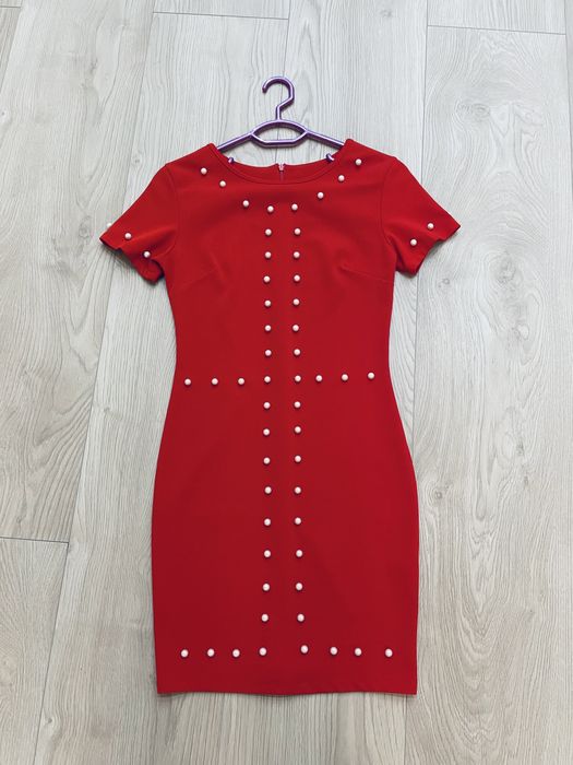 Червена рокля с перли