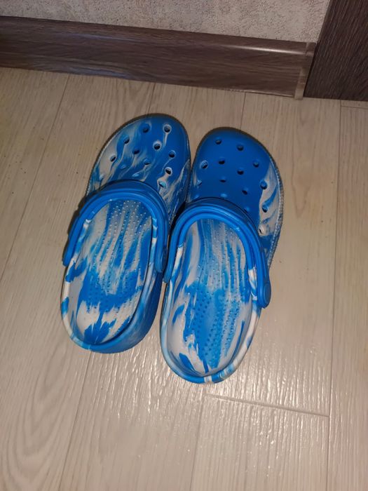Отдам бесплатно кроксы