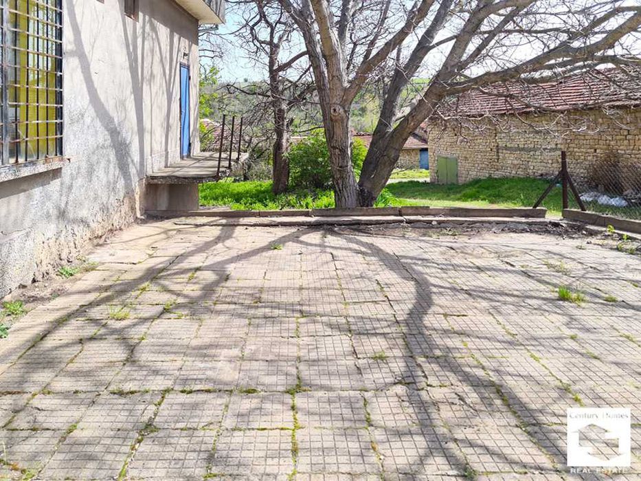 145296 Търговски обект на главната улица в с. Полски Сеновец