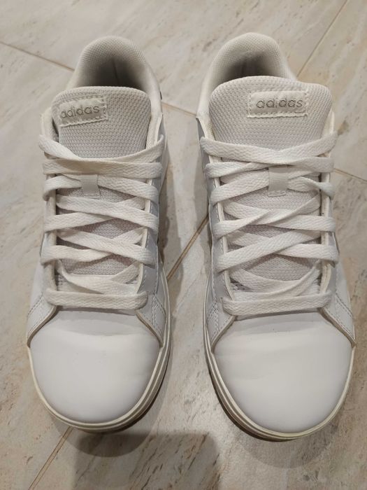 Бели кецове Адидас / Adidas