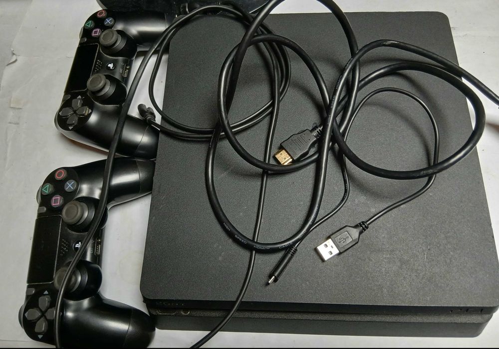 Playstation 4 + 2 контролера