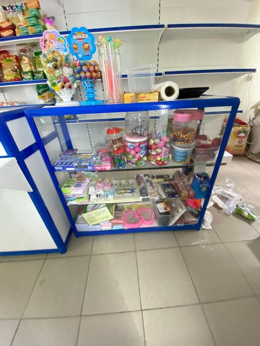 Стелажи и витрины