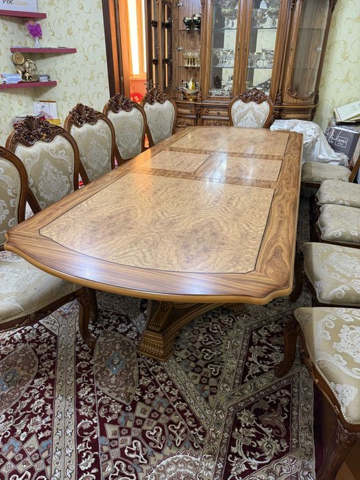 Стол и стулья для гостевой комнаты из Дубая (чистое дерево)