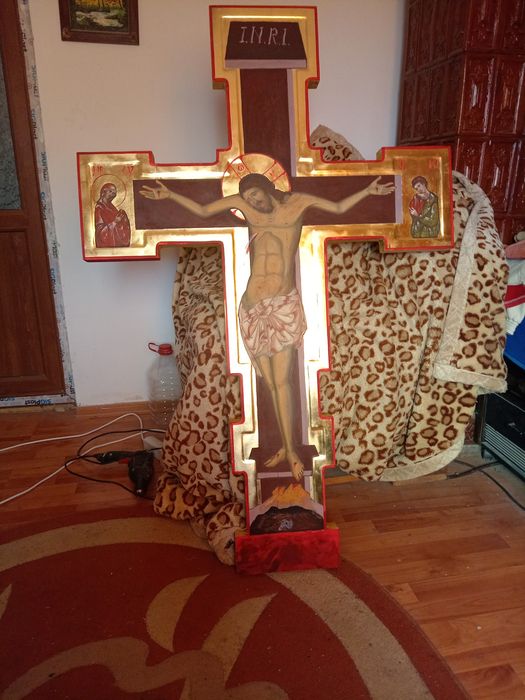 Cruce de altar (sau troiță) pictată în pigmenți naturali .